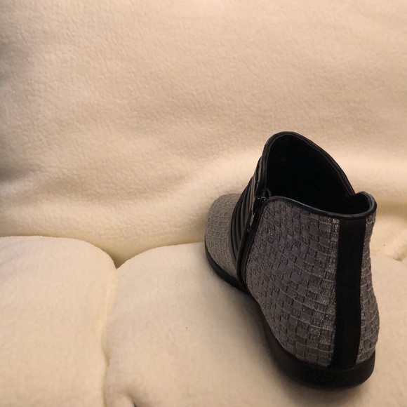 NEW NEVER WORN WOMENS BOOTIE - Picture 2 of 5